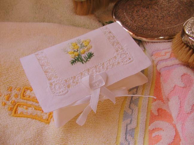 Romantique pochette ajourée et brodée avec son savon au Mimosa