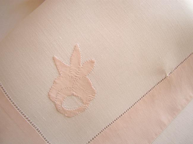 Jolie pochette à lingerie en pur fil de lin blanc avec motif rose 1930