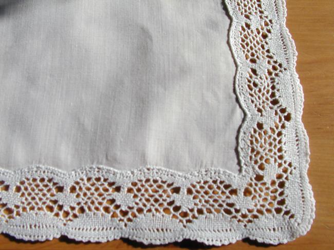 Nice doily with linon and bobbin lace