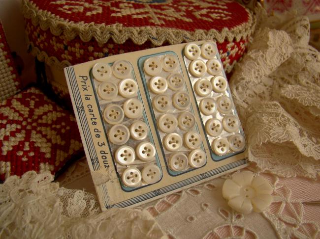 Carte de 36 mini boutons anciens en nacre, en cuvette,1900 (Ø 7-8mm)