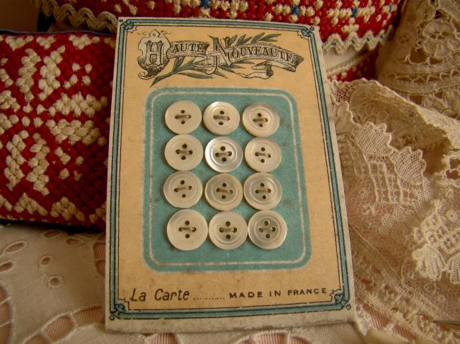 Rare carte 12 mini boutons anciens en nacre, à liseré,1900 (Ø 7,5mm)