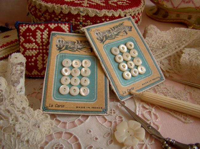 Rare carte 12 mini boutons anciens en nacre, demi-hussard,1900 (Ø 7mm)