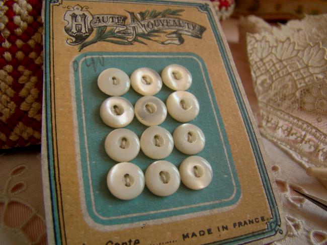 Rare carte 12 mini boutons anciens en nacre, demi-hussard,1900 (Ø 7mm)