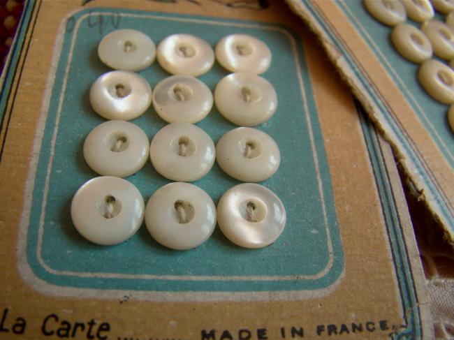 Rare carte 12 mini boutons anciens en nacre, demi-hussard,1900 (Ø 7mm)