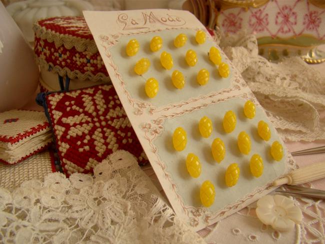 Très rare série de 24 boutons ovales en verre jaune acidulé 1900