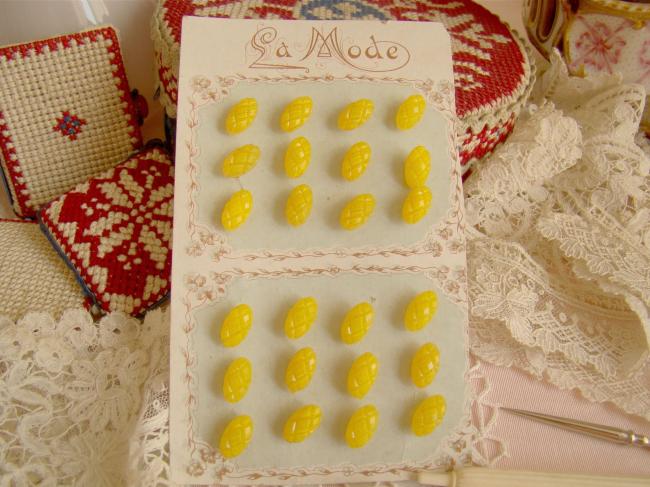 Très rare série de 24 boutons ovales en verre jaune acidulé 1900