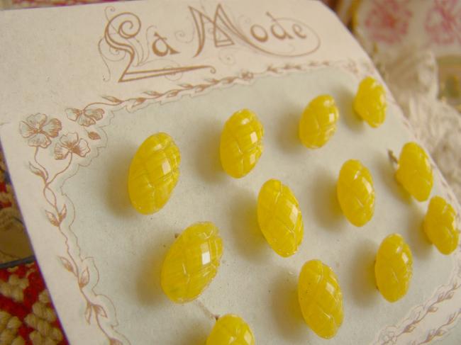 Très rare série de 24 boutons ovales en verre jaune acidulé 1900