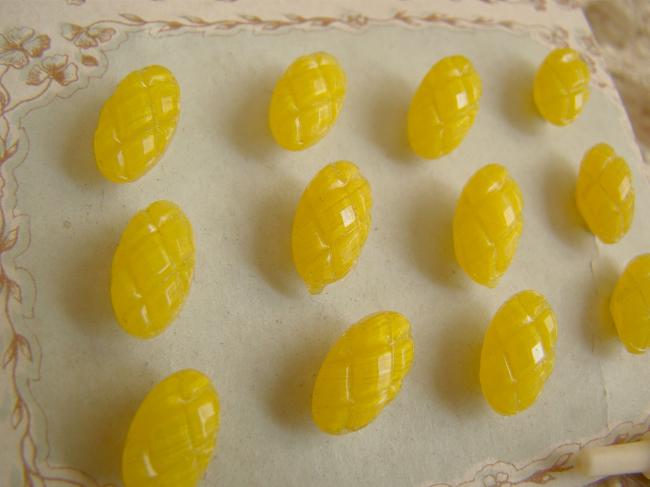 Très rare série de 24 boutons ovales en verre jaune acidulé 1900