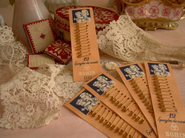 Charmante carte ancienne avec 12 épingles de sureté BOHIN en cuivre vers 1950