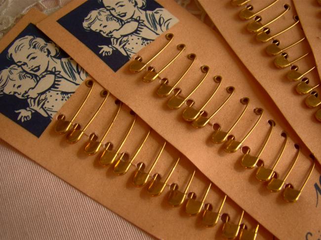 Charmante carte ancienne avec 12 épingles de sureté BOHIN en cuivre vers 1950