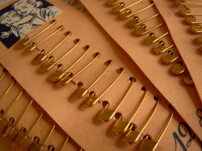 Charmante carte ancienne avec 12 épingles de sureté BOHIN en cuivre vers 1950