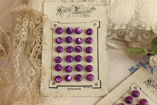 Très rare série de 24 boutons de poupée en nacre à grain de riz, mauve 1900