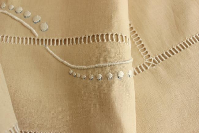 Bel ancien drap neuf en toile pur fil de lin, rivières Venise et volutes brodées