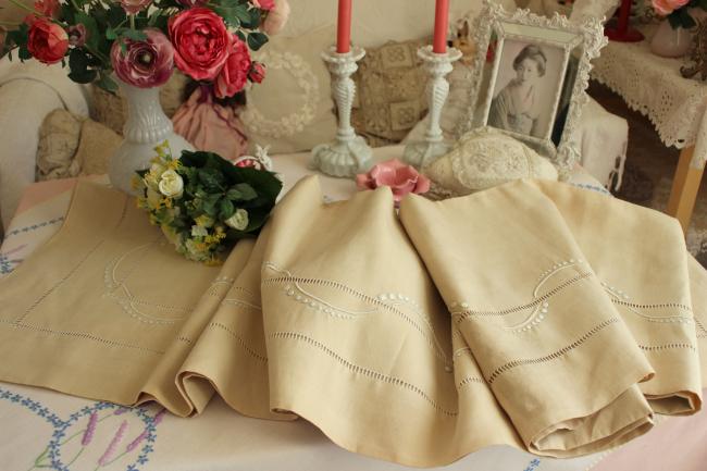 Bel ancien drap neuf en toile pur fil de lin, rivières Venise et volutes brodées