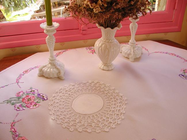 Romantique napperon ovale en damassé de lin, dentelle de crochet