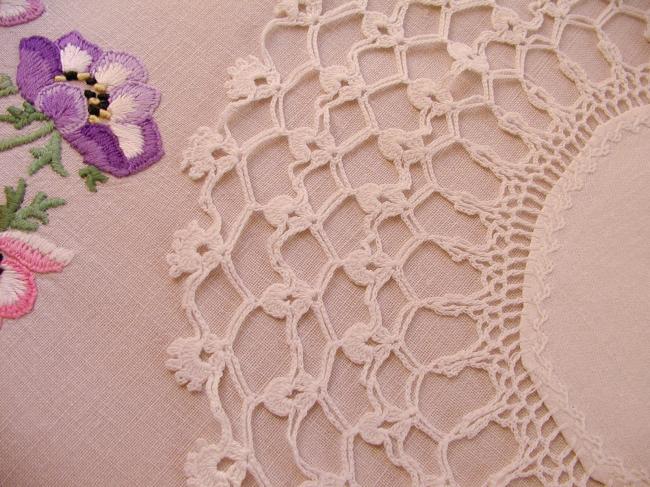 Romantique napperon ovale en damassé de lin, dentelle de crochet