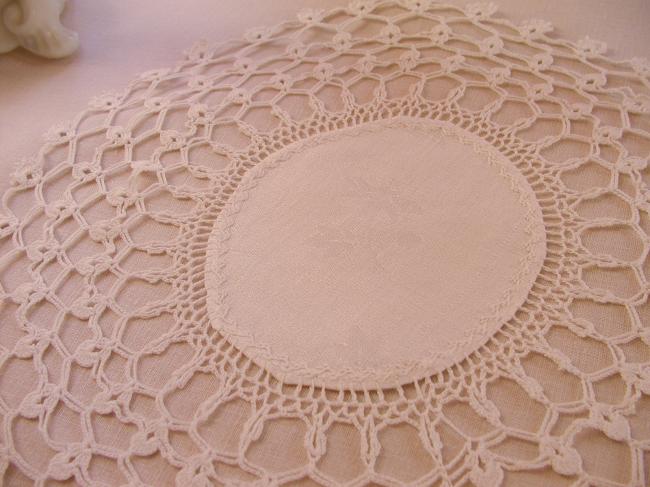 Romantique napperon ovale en damassé de lin, dentelle de crochet