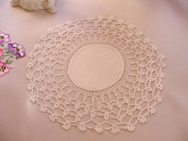 Romantique napperon ovale en damassé de lin, dentelle de crochet