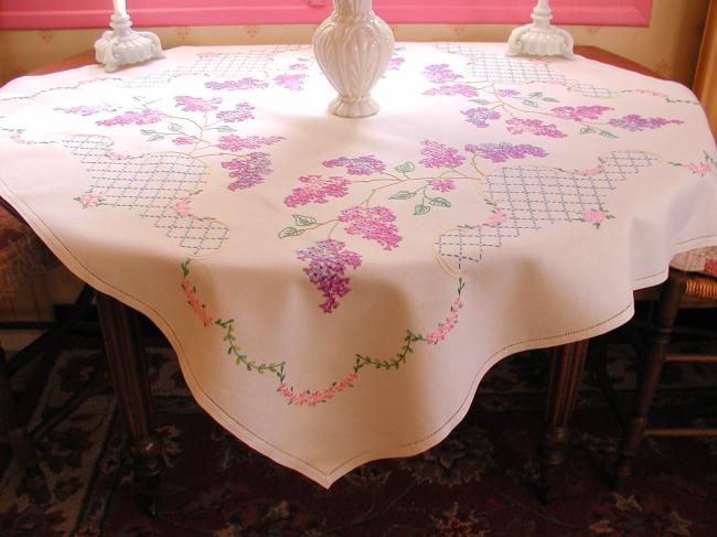 Extraordinaire nappe brodée de branches de Lilas fleuri et treillis