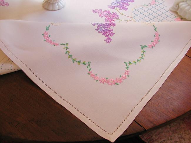 Extraordinaire nappe brodée de branches de Lilas fleuri et treillis