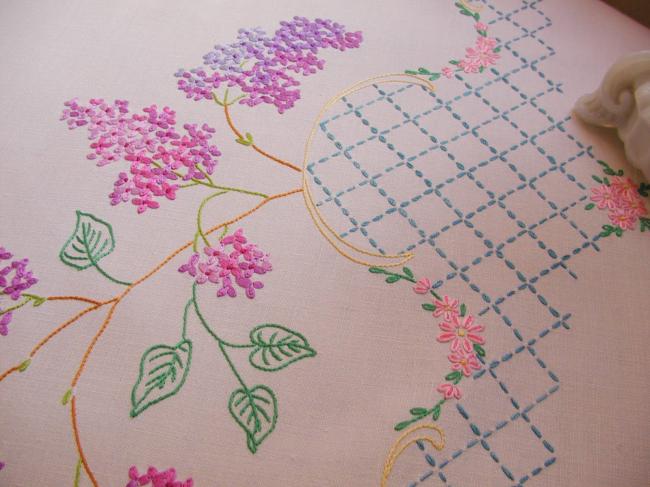 Extraordinaire nappe brodée de branches de Lilas fleuri et treillis