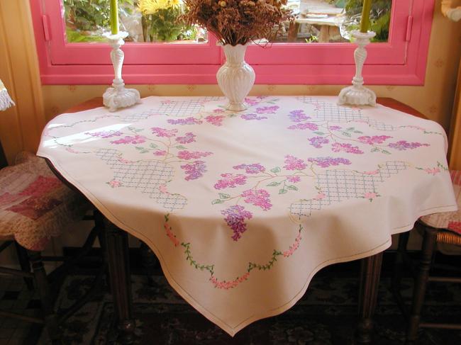 Extraordinaire nappe brodée de branches de Lilas fleuri et treillis