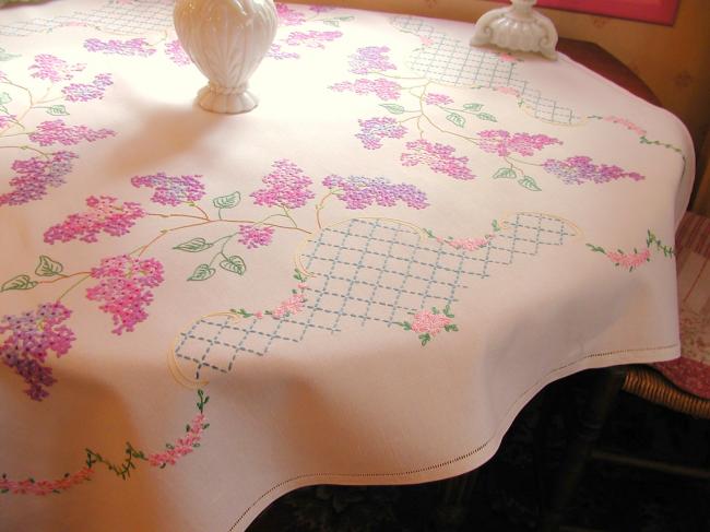 Extraordinaire nappe brodée de branches de Lilas fleuri et treillis