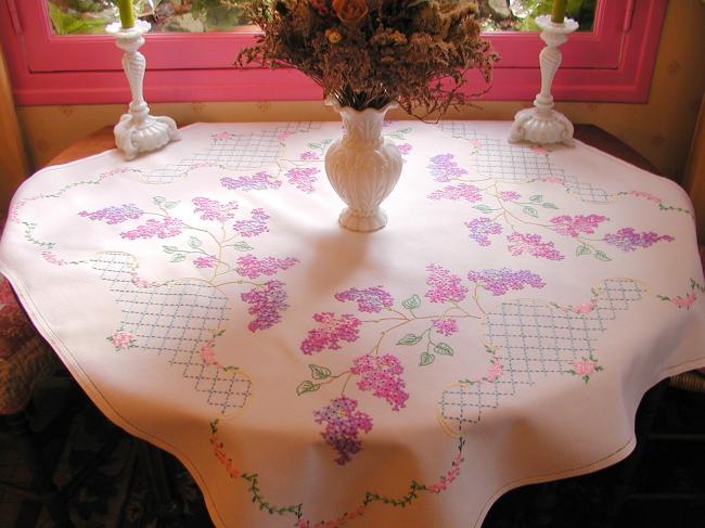 Extraordinaire nappe brodée de branches de Lilas fleuri et treillis