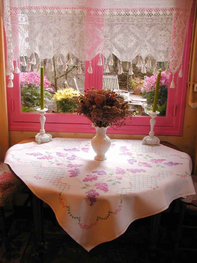 Extraordinaire nappe brodée de branches de Lilas fleuri et treillis