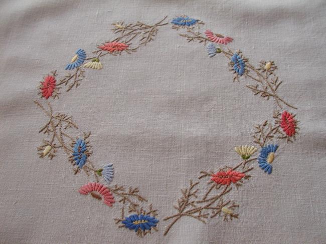 Charming tablecloth with roses and bouquet of asters embroidered