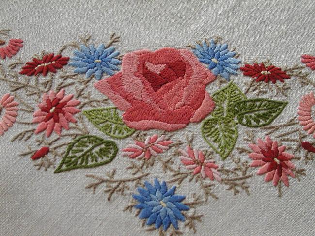 Charming tablecloth with roses and bouquet of asters embroidered