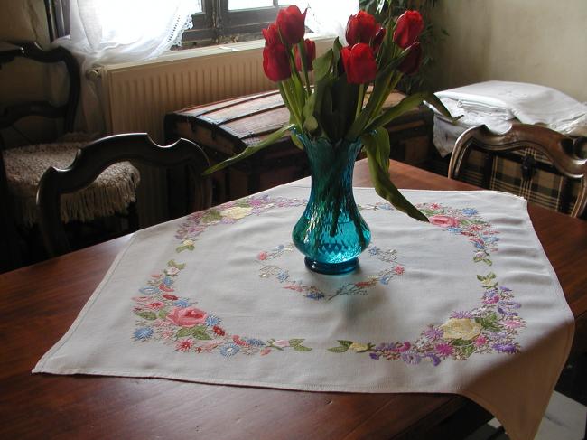 Charming tablecloth with roses and bouquet of asters embroidered