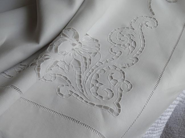 Somptueux grand drap en pur fil avec monogramme MB et broderie Richelieu