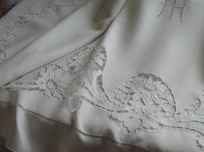 Somptueux grand drap en pur fil avec monogramme MB et broderie Richelieu