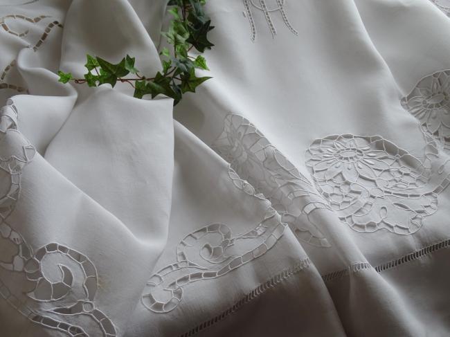 Somptueux grand drap en pur fil avec monogramme MB et broderie Richelieu