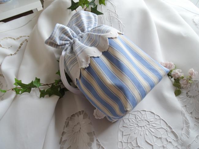 Création maison : Romantique pochon bleu et blanc et sa bordure festonnée