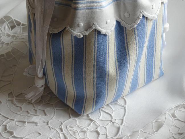 Création maison : Romantique pochon bleu et blanc et sa bordure festonnée