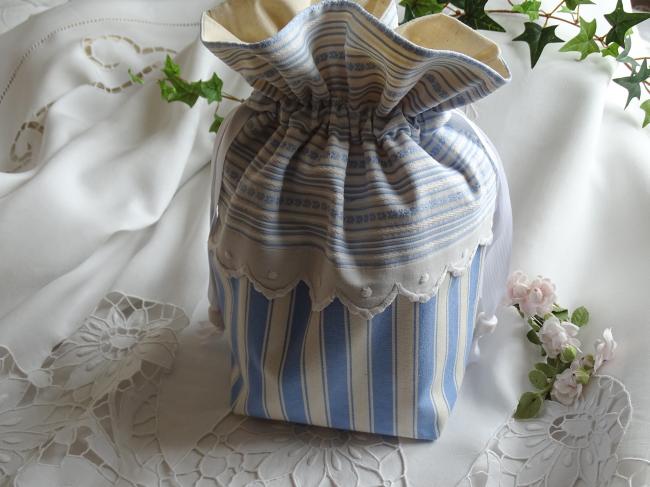 Création maison : Romantique pochon bleu et blanc et sa bordure festonnée