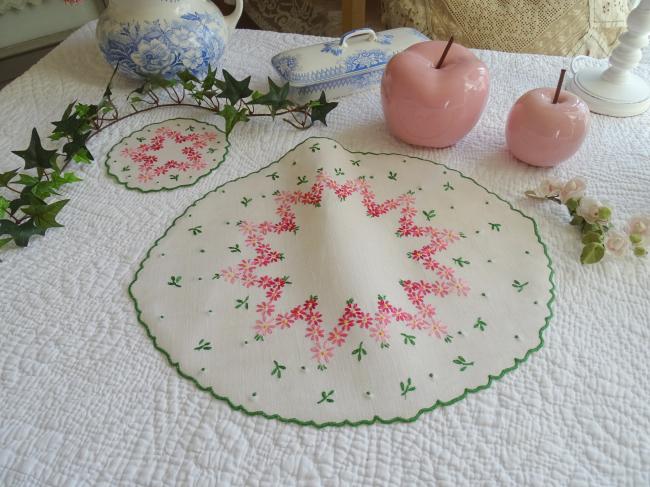Adorable centre de table et son coordonné brodés de fleurs roses