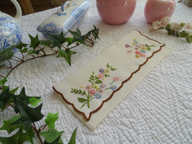 Jolie pochette range-serviette brodée de fleurs