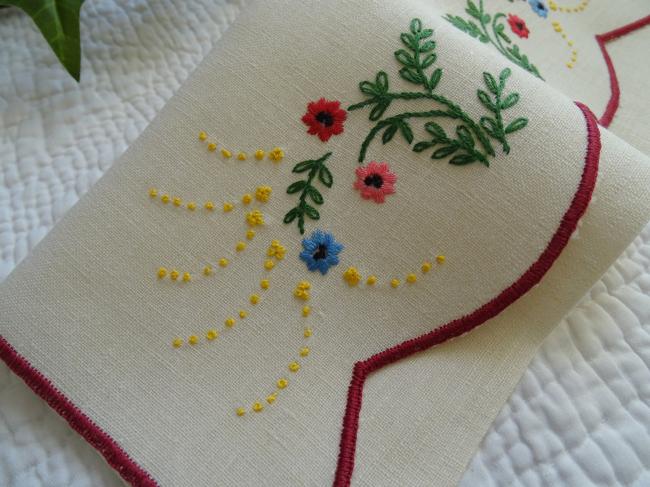 Jolie pochette range-serviette brodée de fleurs