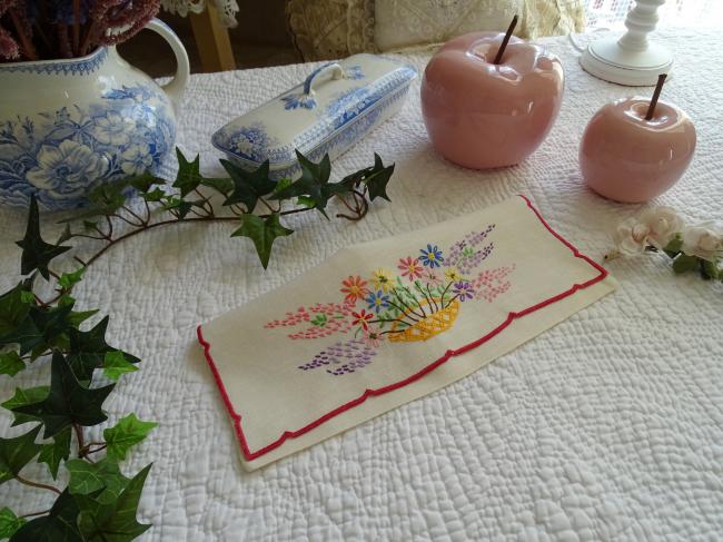 Jolie pochette range-serviette brodée d'un panier de fleurs