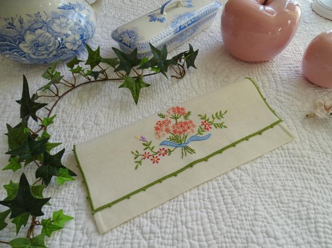 Adorable pochette range-serviette brodée d'un bouquet de fleurs