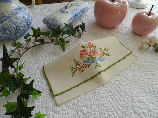 Adorable pochette range-serviette brodée d'un bouquet de fleurs