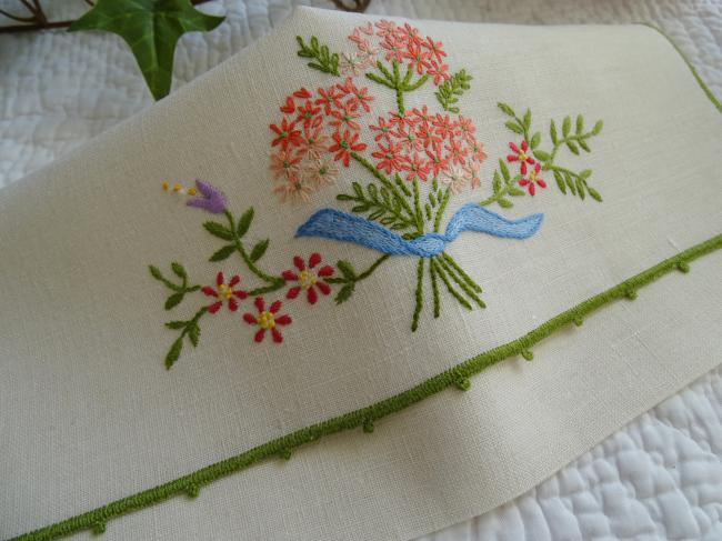 Adorable pochette range-serviette brodée d'un bouquet de fleurs