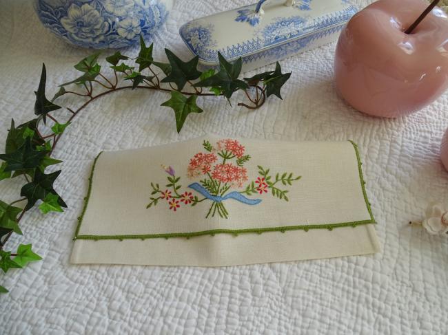 Adorable pochette range-serviette brodée d'un bouquet de fleurs