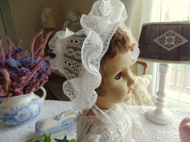 Adorable bonnet de poupée en fine dentelle mélangée 1910