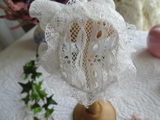 Adorable bonnet de poupée en fine dentelle mélangée 1910