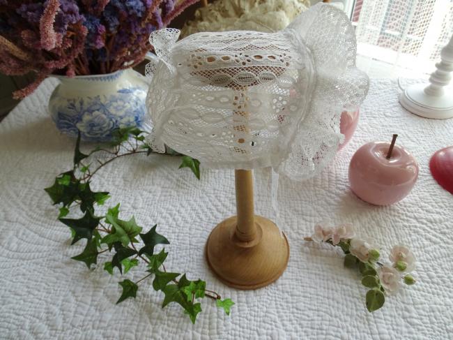 Adorable bonnet de poupée en fine dentelle mélangée 1910