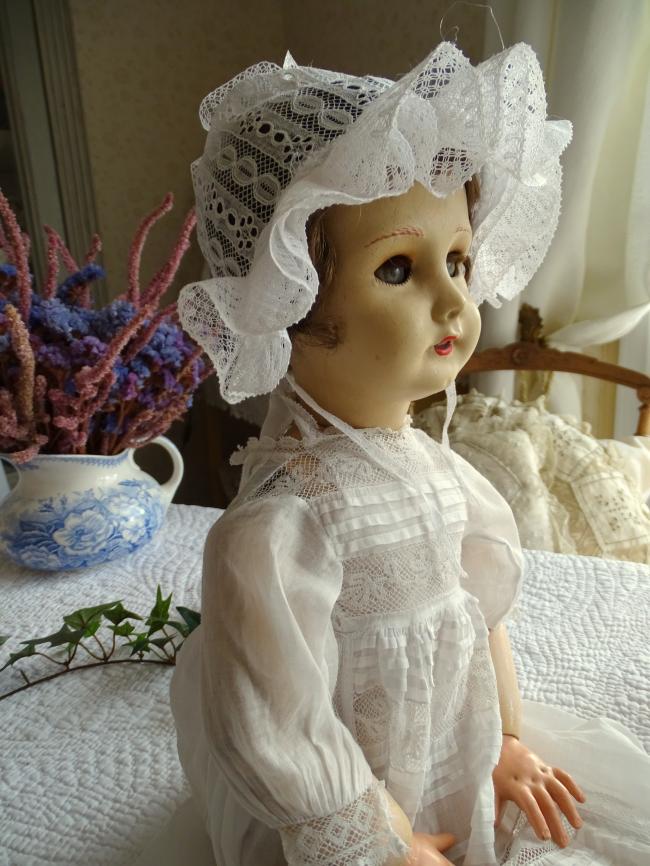 Adorable bonnet de poupée en fine dentelle mélangée 1910